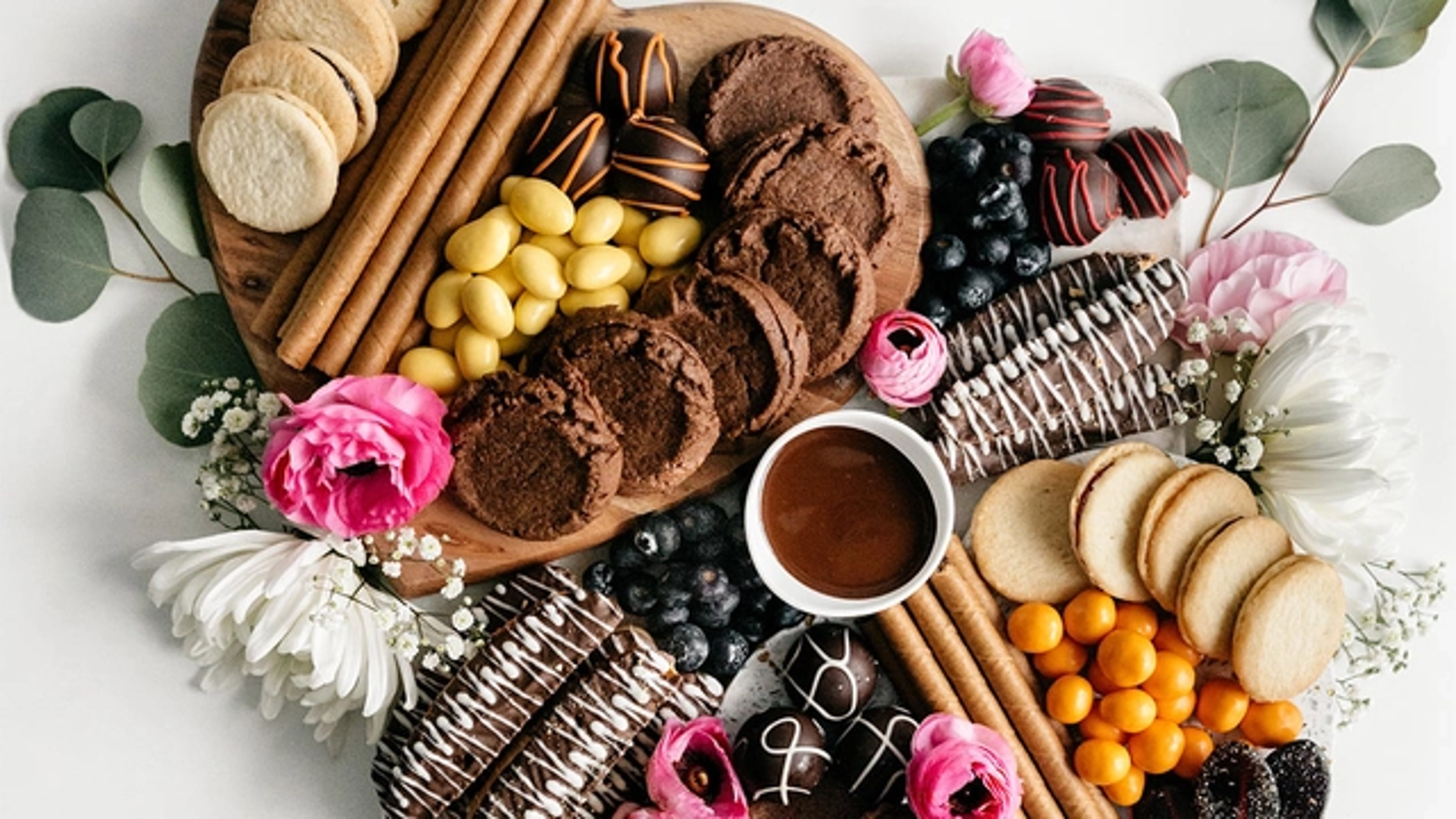 Article Cards Featured Image mothers day dessert board hero